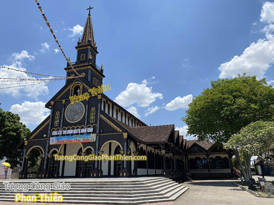 nhà thờ gỗ kon tum