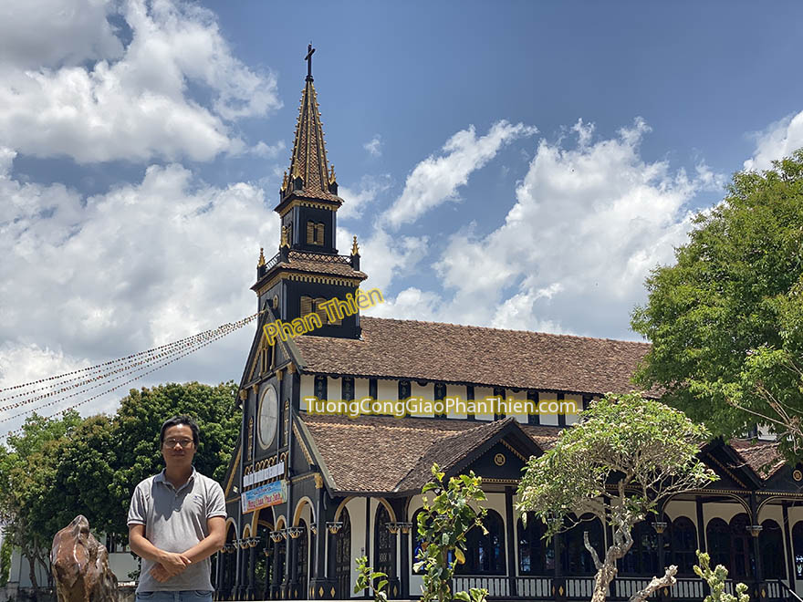 nhà thờ gỗ kon tum